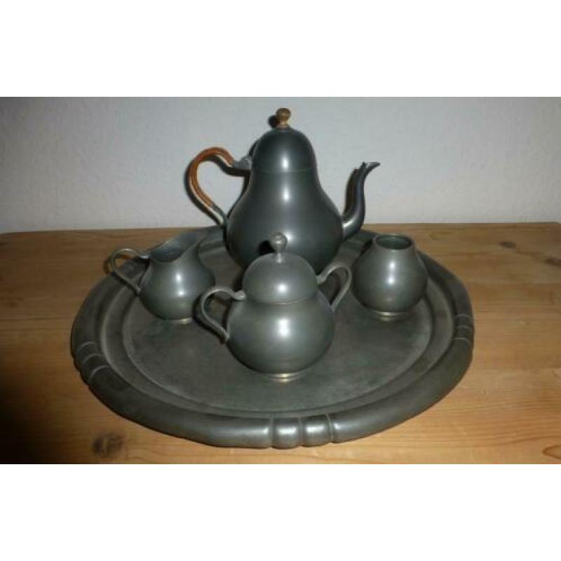 4 DELIG TINNEN STEL OP SCHAAL 40cm
