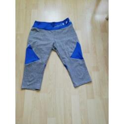2 Sportcapri's, maat L.