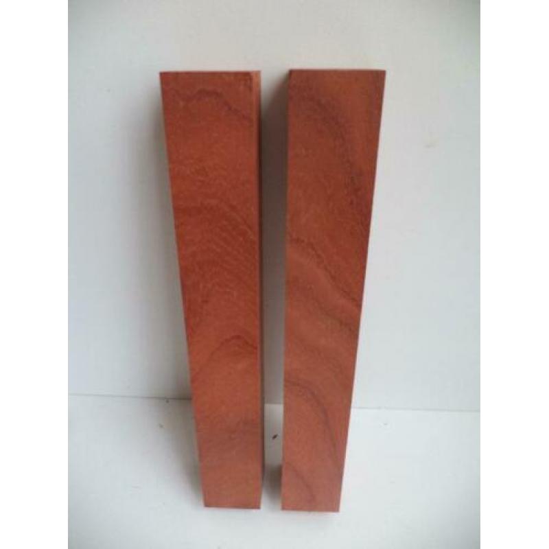 2 balkjes padoek draaiwerk handvaten geschaafd droog hout