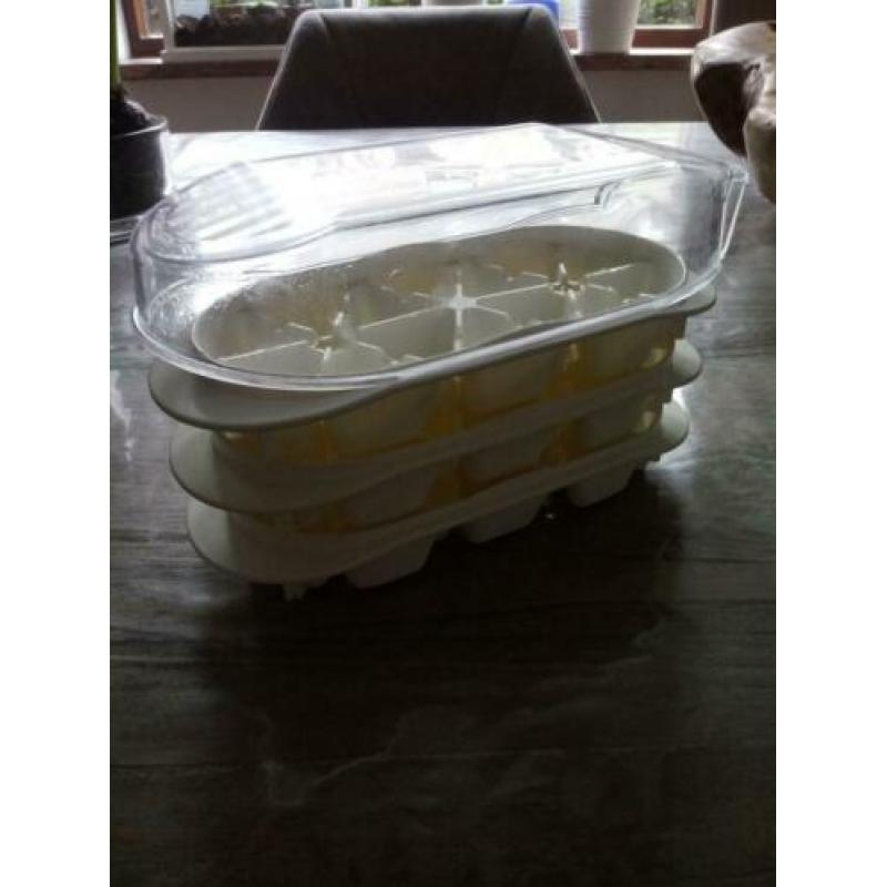 Tupperware 4-delig ijsblokjes systeem. 3 bakjes en 1 deksel/