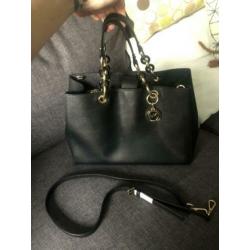 Zwarte michael kors tas model Cynthia