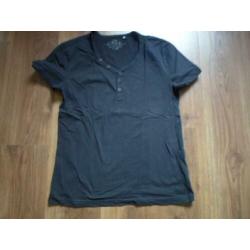 mooi t-shirt (Liv) met V hals en knoopjes