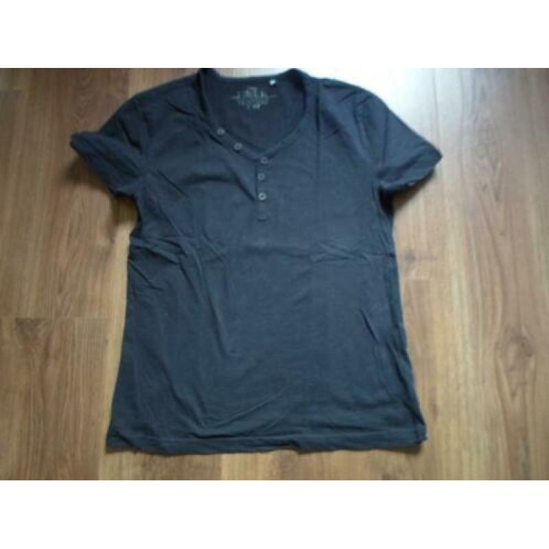 mooi t-shirt (Liv) met V hals en knoopjes