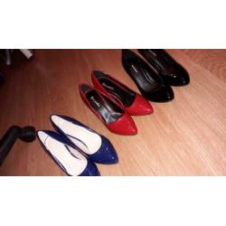 Shoenen / pumps. Kleuren blauw, zwart, rood