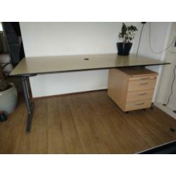 Elektrische verstelbare Ahrend bureau - incl ladeblok