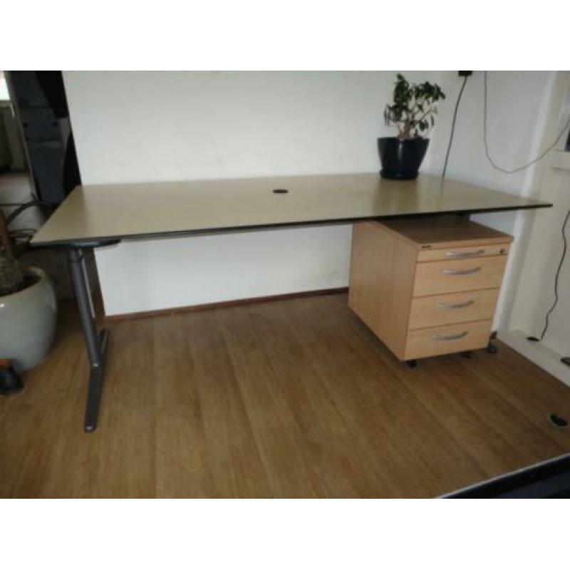 Elektrische verstelbare Ahrend bureau - incl ladeblok