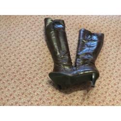 Prachtige leren bruine laars, hakhoogte 7 cm. Maat 42