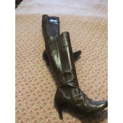 Prachtige leren bruine laars, hakhoogte 7 cm. Maat 42