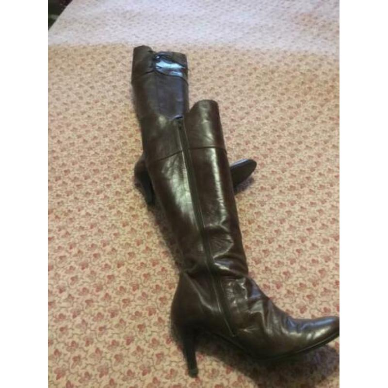 Prachtige leren bruine laars, hakhoogte 7 cm. Maat 42
