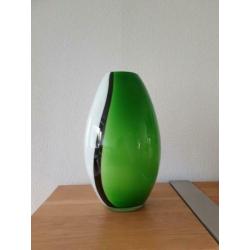 2 handgeblazen tafellampen, vaasvorm in groen-wit opaline