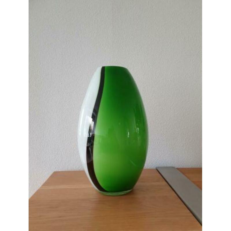 2 handgeblazen tafellampen, vaasvorm in groen-wit opaline