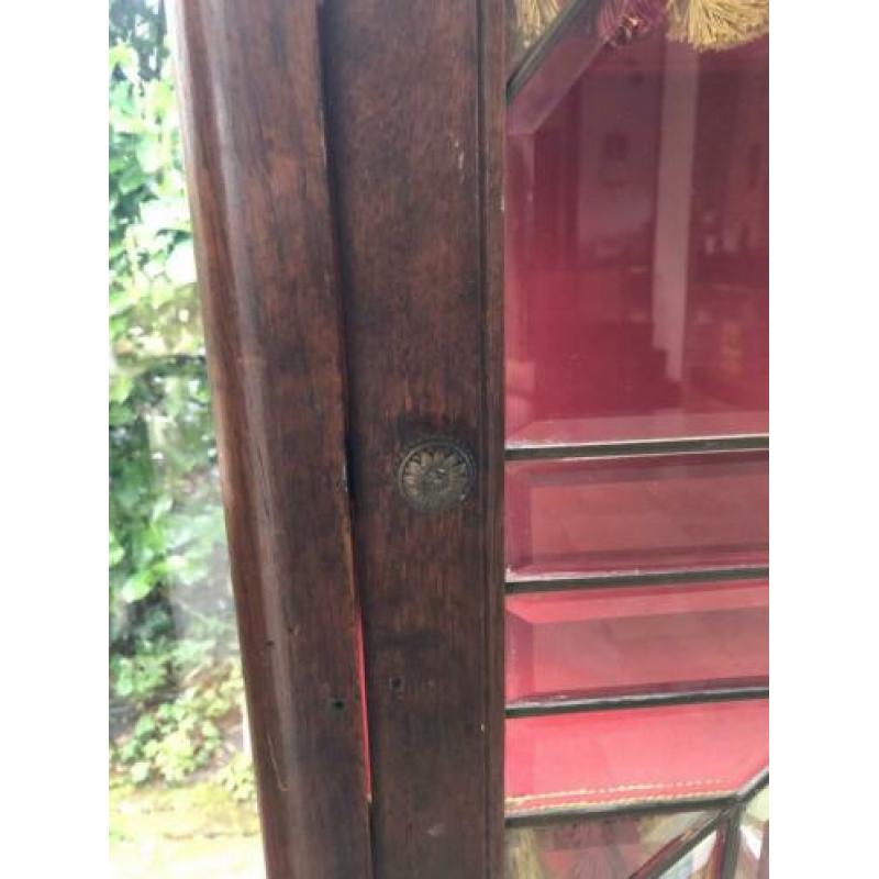 Oud eiken vitrine kast met facet geslepen glas in lood