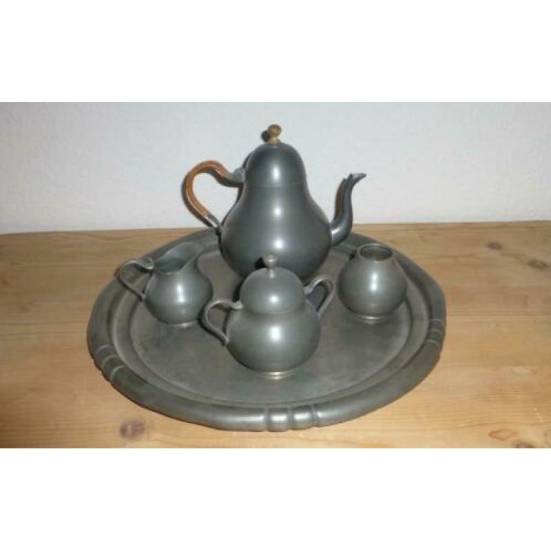 4 DELIG TINNEN STEL OP SCHAAL 40cm
