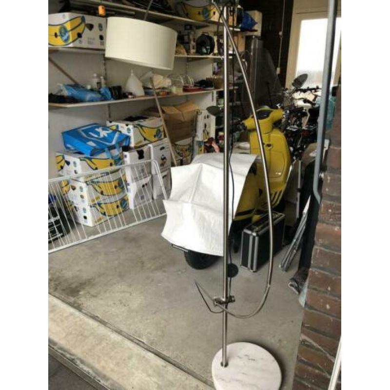 Een bijzondere staan lamp.