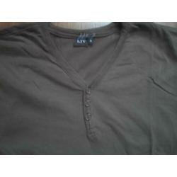 mooi t-shirt (Liv) met V hals en knoopjes
