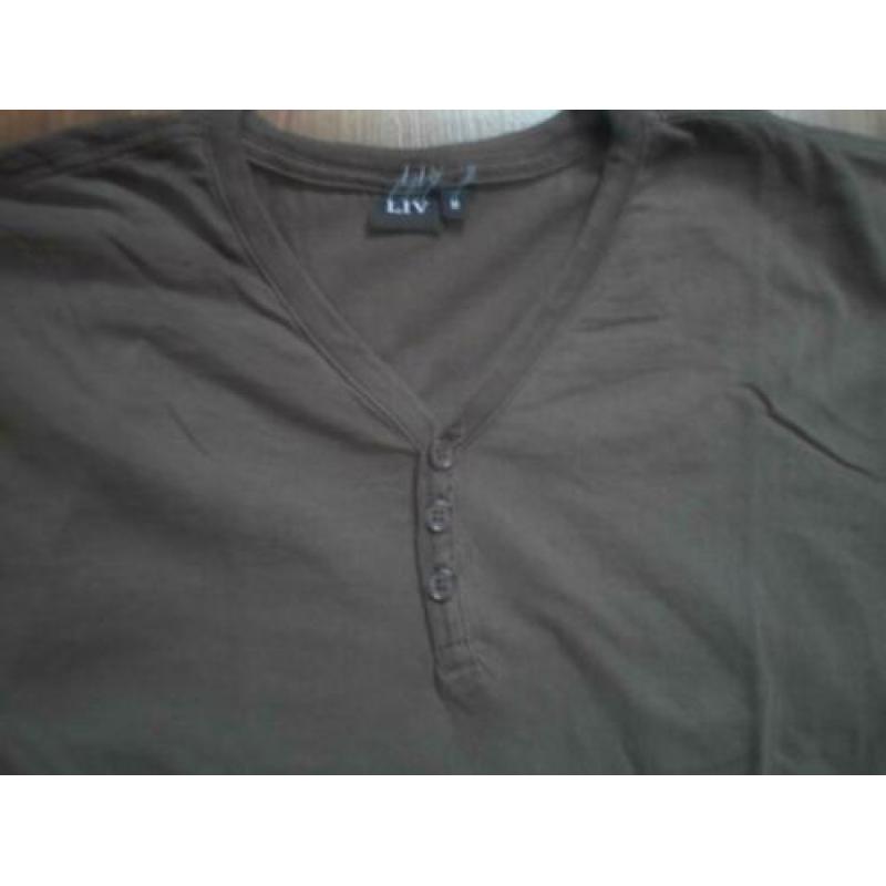 mooi t-shirt (Liv) met V hals en knoopjes