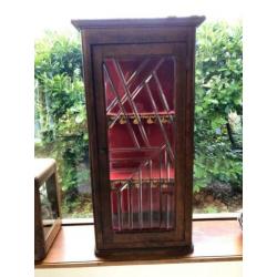 Oud eiken vitrine kast met facet geslepen glas in lood