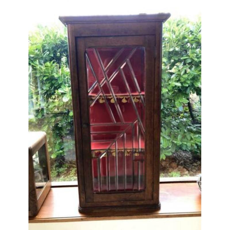 Oud eiken vitrine kast met facet geslepen glas in lood