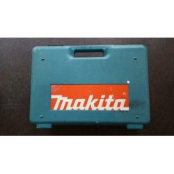 Makita accu boormachine met lader en koffer zonder accu’s.