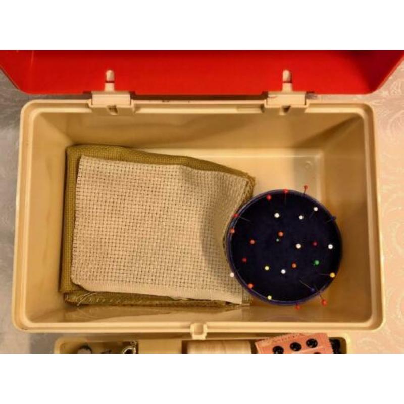Vintage Curver Naaibox met inhoud.