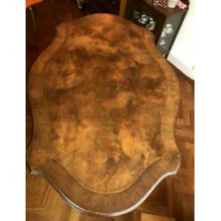 Chique antieke notenhouten tafel!