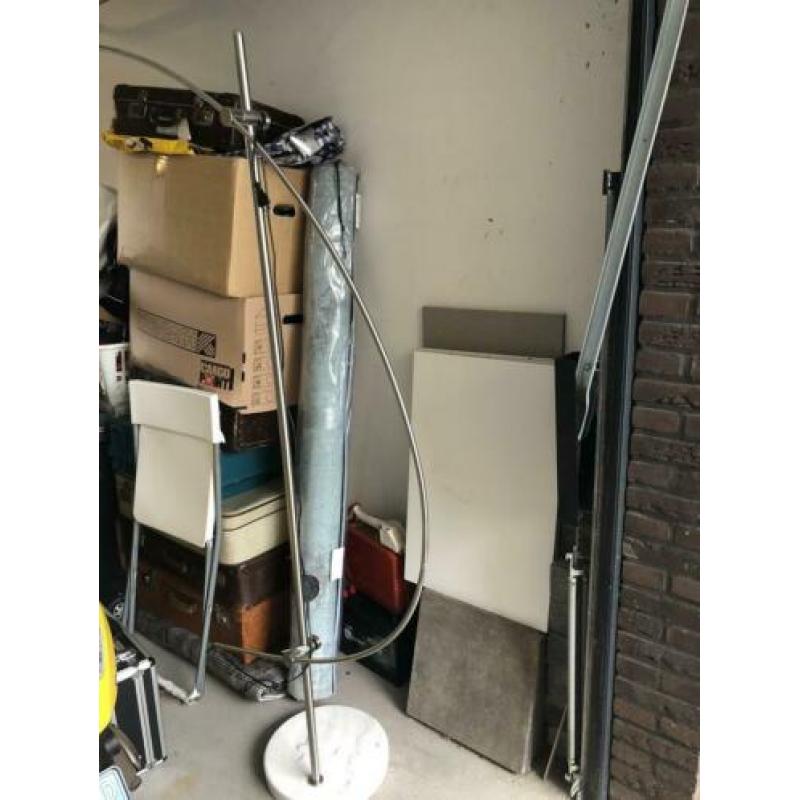 Een bijzondere staan lamp.