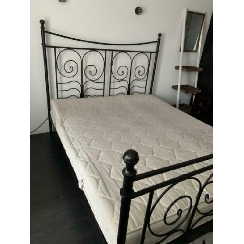 Zwart ijzeren 2 persoons bed
