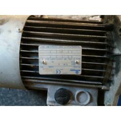 Electromotor met vertrager draait in sec 1keer rond
