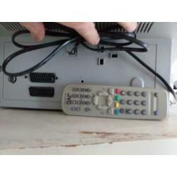 Jvc tv met afstandbediening.