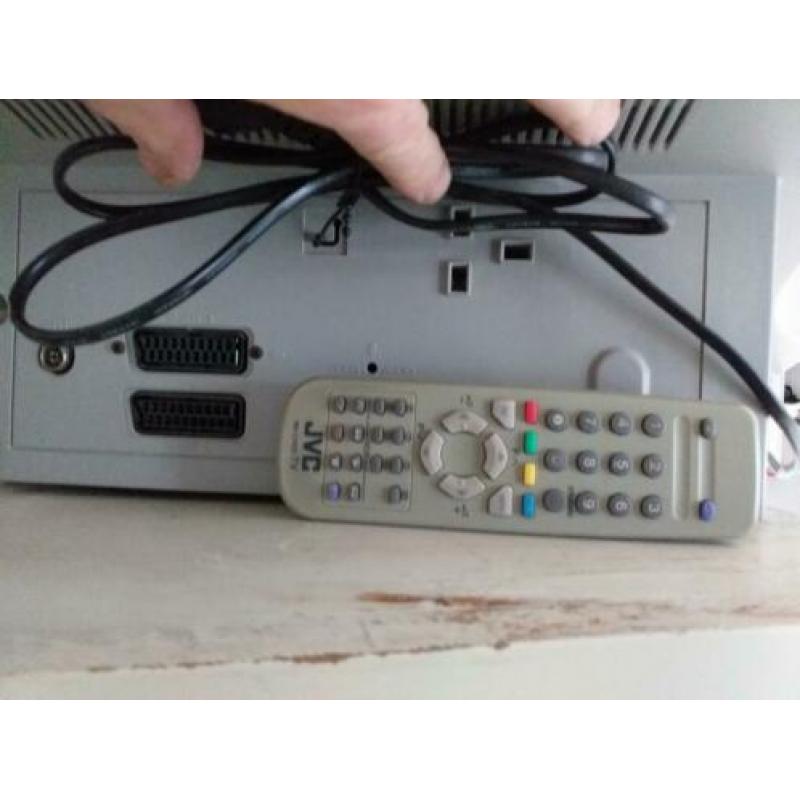 Jvc tv met afstandbediening.