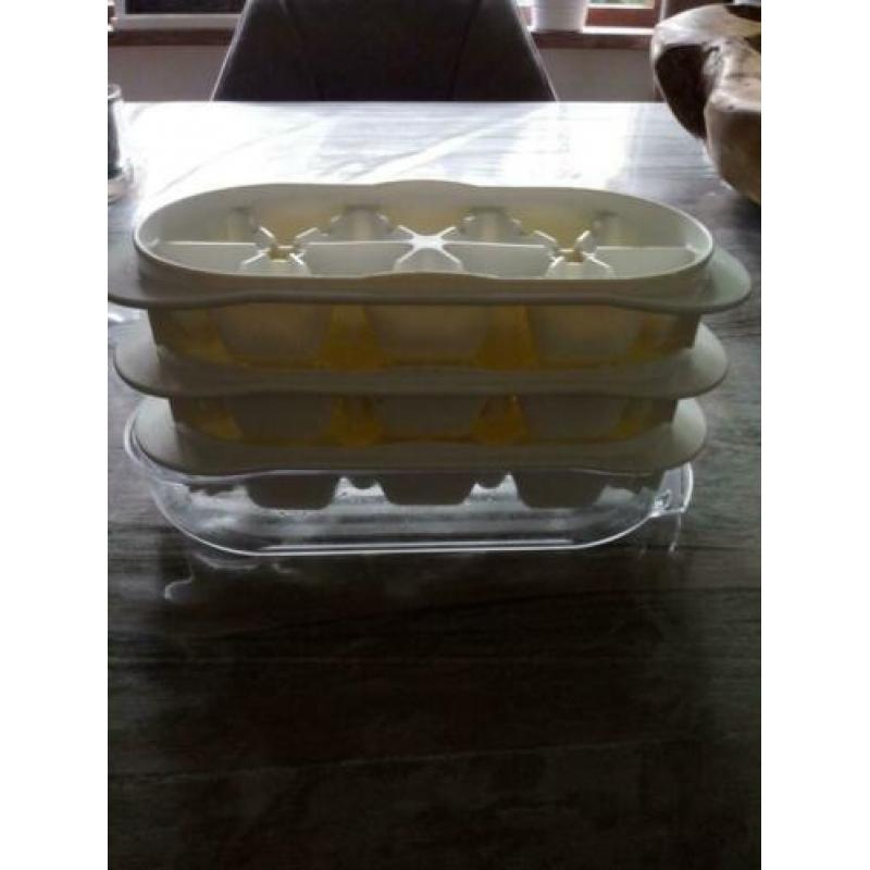 Tupperware 4-delig ijsblokjes systeem. 3 bakjes en 1 deksel/