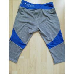 2 Sportcapri's, maat L.