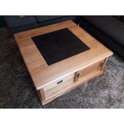 Teakhouten salontafel met ingefreesd granieten blad.
