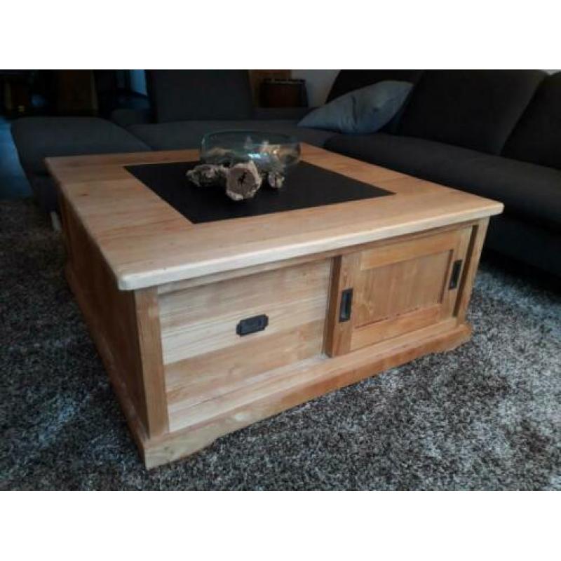 Teakhouten salontafel met ingefreesd granieten blad.