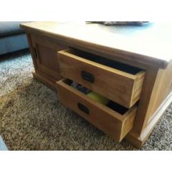 Teakhouten salontafel met ingefreesd granieten blad.