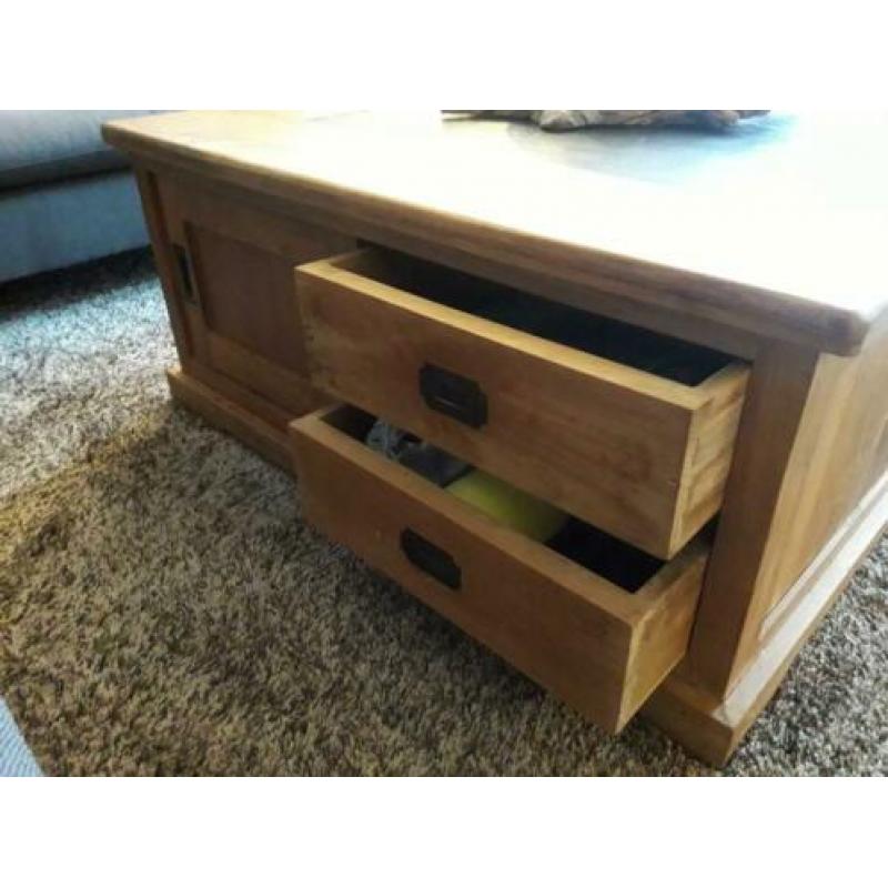 Teakhouten salontafel met ingefreesd granieten blad.