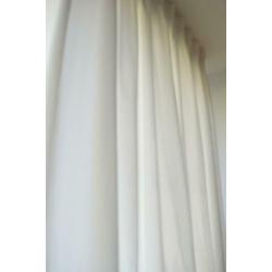 75. Velours gordijnen in witte kleur met voering