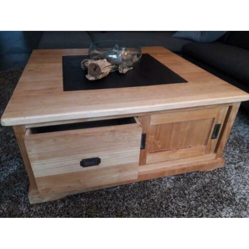 Teakhouten salontafel met ingefreesd granieten blad.