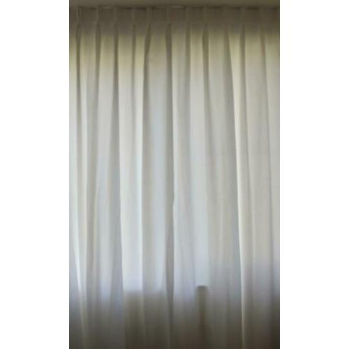 75. Velours gordijnen in witte kleur met voering