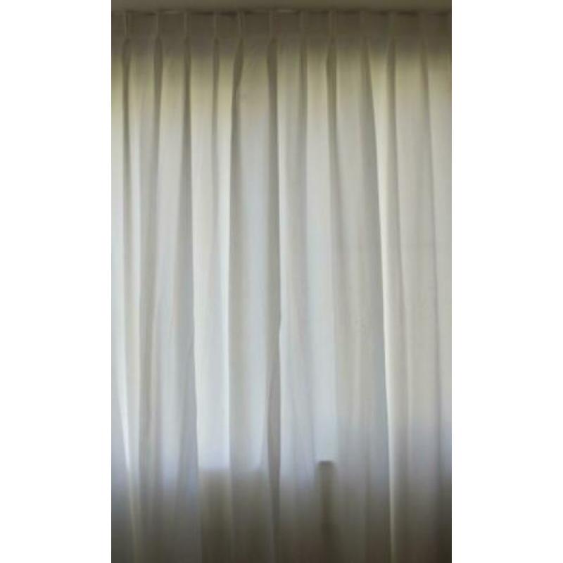 75. Velours gordijnen in witte kleur met voering