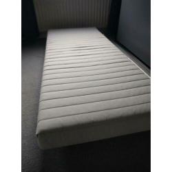 Nog een zo goed als nieuw IKEA matras.incl. een toppermatras