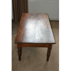 Salontafel van antiek hout
