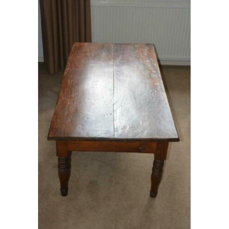 Salontafel van antiek hout