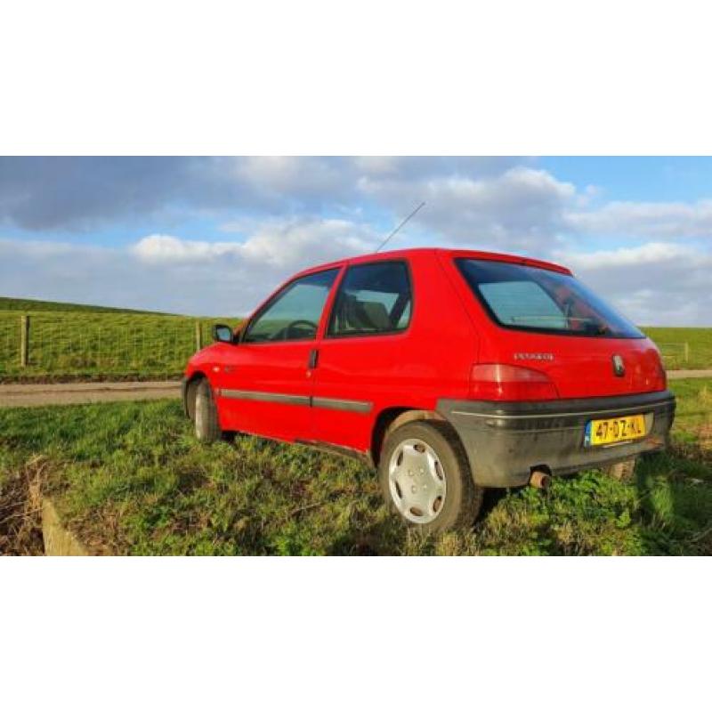Peugeot 106 1.0 Sketch 2000 Rood