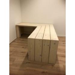 Groot houten hoekbureau