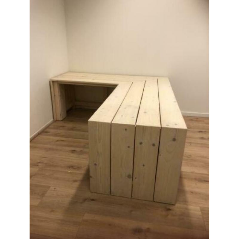 Groot houten hoekbureau