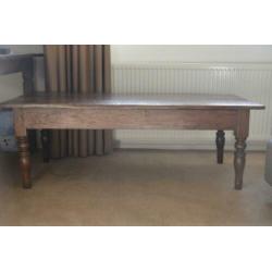 Salontafel van antiek hout