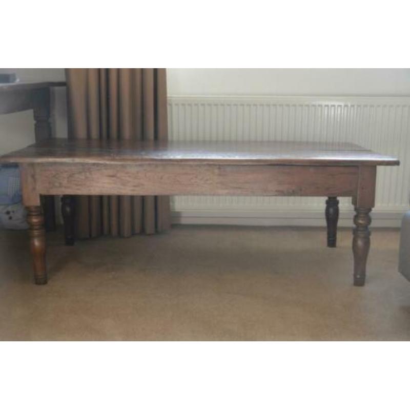 Salontafel van antiek hout