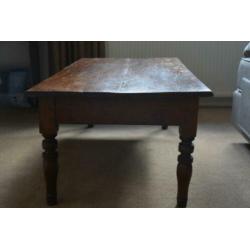 Salontafel van antiek hout