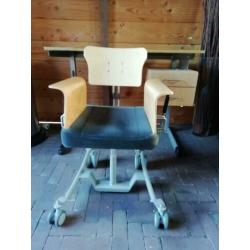 Speciaal bureau (met uitsparing) en stoel